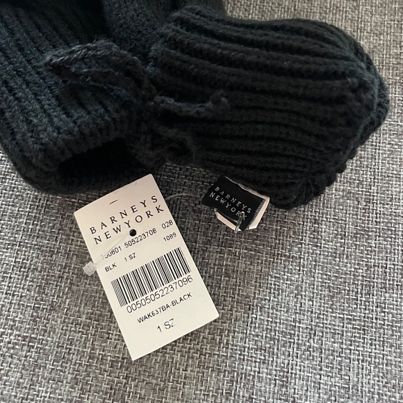 NWT Barneys New York Solid Knit Gloves, Black - Picture 3 of 4